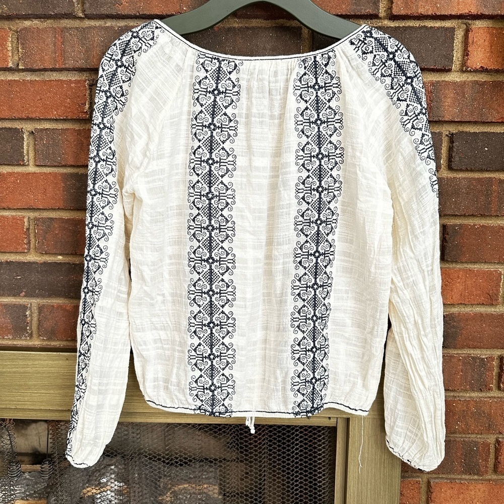 🛍️ Max Studio off-white and blue print blouse. Excellent condition. - Picture 2 of 5